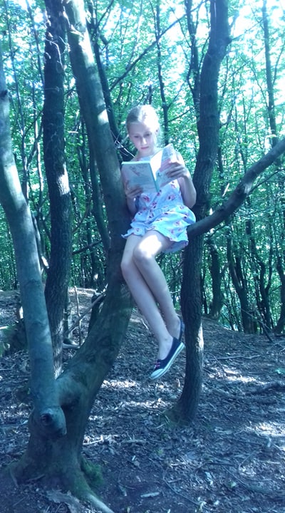 Z książką w ciszy lasu